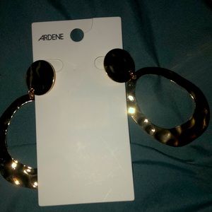 Hi I am selling earrings